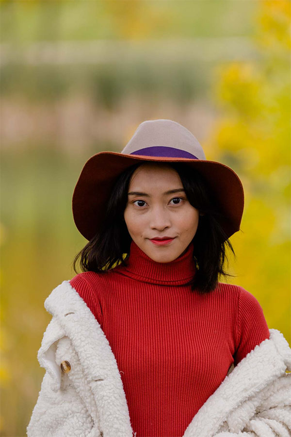 Photoshoot Women in Read Portrait