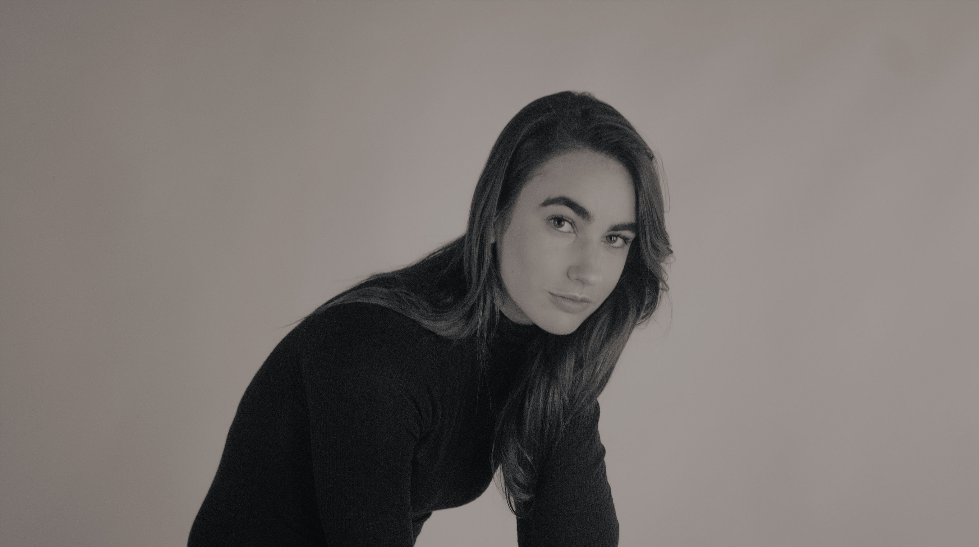 Julia Shiller olhando para a câmera em um estúdio