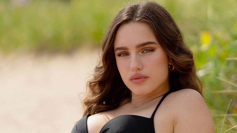 Beach photoshoot poses, portfolio with Madison